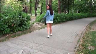 Hot brunette made a quick blowjob in the park and received cum in her mouth