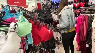 Shopping with ChihuahuaSU in the gallery ends with intense action in the toilet