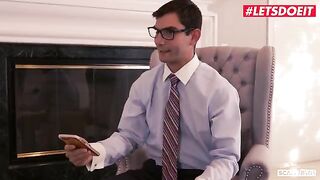 Two young American girls seduced a lawyer for sex and cash - LETSDOEIT