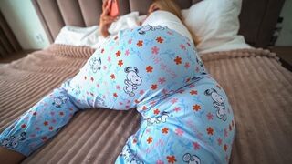 The stepdaughter seduces her stepfather by watching porn together
