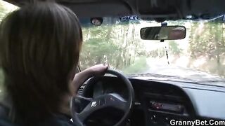 An old lady got fucked after giving a blowjob on the road