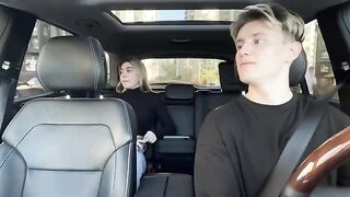 A hot girl agreed to have sex with the taxi driver in the car