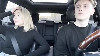 A hot girl agreed to have sex with the taxi driver in the car