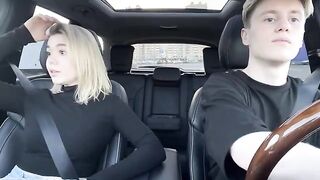 A hot girl agreed to have sex with the taxi driver in the car