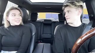A hot girl agreed to have sex with the taxi driver in the car
