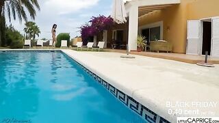The pretty girl gave the foreigner a blowjob underwater in an exclusive scene