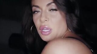 Voluptuous MILF Kiki gets her tight ass gapped