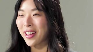 Korean babe Elle Lee shows how she achieves her orgasm