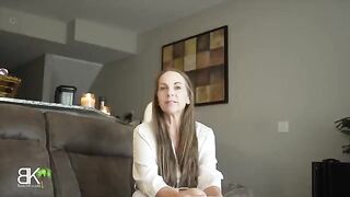 Pervert Stepson gets his stepmom Kymber Leigh’s big ass on the couch