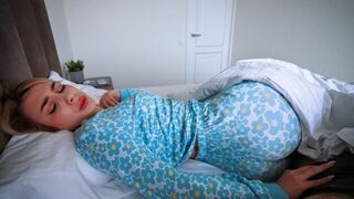 A pervert guy fucked his step mom in the morning in the hotel room
