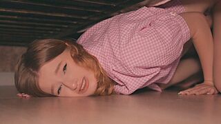 The stepsister is stuck, yes, this is already a classic of the genre