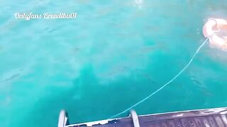 A guy fucked the Latina with a big ass on the public boat