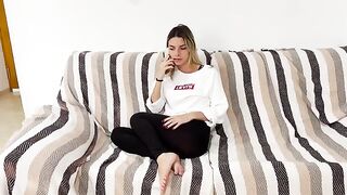 Biondina bored calls her friend to suck her and fuck her on the table