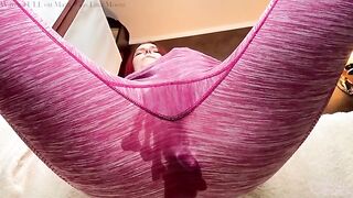 A nice woman, Lina Moore, squirts and fucks in her asshole