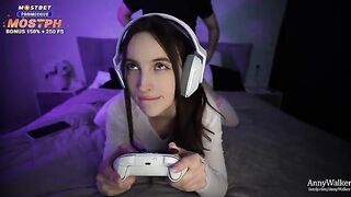 A gamer’s cock was sucked by his stepsister in a steamy scene