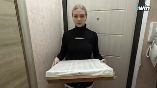 The hungry courier got an unexpected pizza delivery to work with