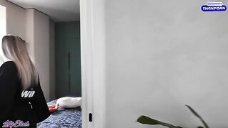 The lonely MILF seduces the handyman with her perfect ass