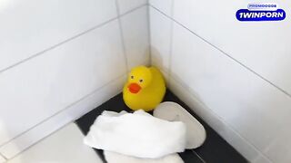 She caught her stepson wanking in the bathtub, what a noob!