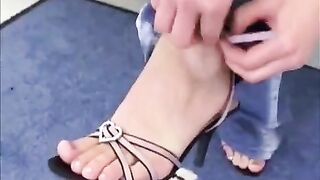 Juicy brunette makes a stunning blowjob and fucks beautifully with her partner