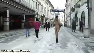 The student became a barefoot runner on the city streets
