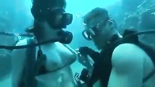 Aqualangists have passionate sex right in the water