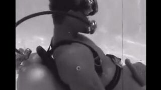 During the diving, she gave an aqualangist a blowjob