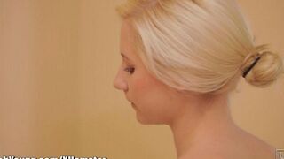 After the shower, her beautiful and slender body was very tender and sexy