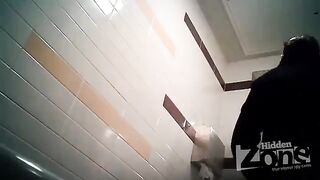 A camera was secretly placed in the woman's toilet. You can watch her peeping