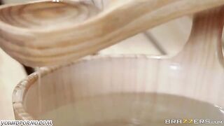 The guy proposed sex to a mature woman in sauna