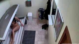 A hidden camera filmed a naked client in the Czech solarium