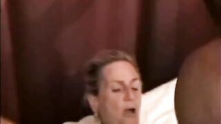 A black guy fucks a mature woman who loves big cocks very much