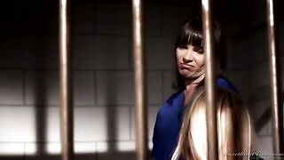 Two lesbian prisoners fucked in their cell without using any protection