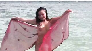 Nude beauty bathes in the sea