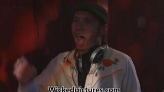 Short time hook-up in the night club, great sex on the couch