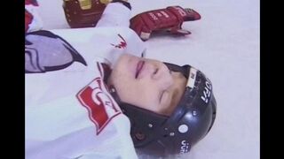 Hockey fan offered the player her ass at the stadium during the break
