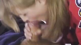 Hockey fan offered the player her ass at the stadium during the break