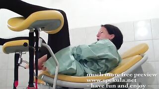 The girl was fucked by a gynecologist with his strong hand