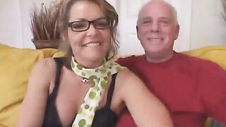 The old grandfather gave his wife a student to distract her