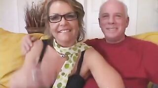 The old grandfather gave his wife a student to distract her