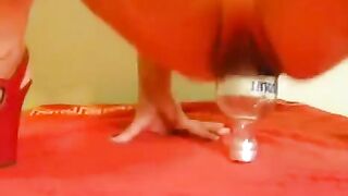 Fisting with a bottle and big dildo - EPORN