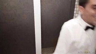 The waiter got a juicy ass instead of an order in the toilet at the party