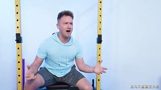 The pretty girl is fucking with a guy in the gym