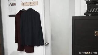Miss Alice Wild sneaks into a college glory hole scene