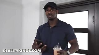 Valentina Jewels tried to seduce the delivery guy with her sexy clothes