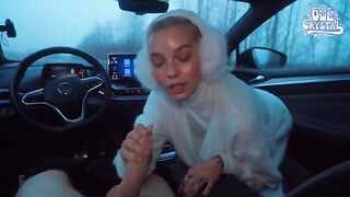 College slut makes a blowjob to a stranger in his car