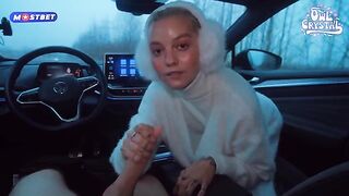 College slut makes a blowjob to a stranger in his car