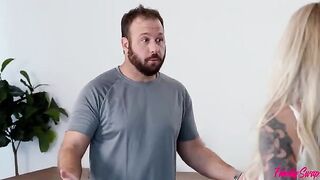 A girl varies her sex life while doing workout