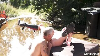 A girl distracted her friend from playing by waving her pussy at him