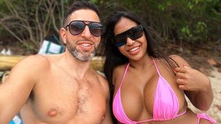 A successful vacation: sea, sun, and intimate encounter at sunset