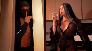 A burglar broke into a house and met a stunning honey